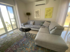 Quiet, Bright Apartment with Seasonal Pool and Close to the Sea